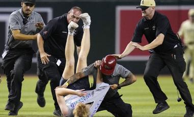 Umpire provides explanation for wild play in Cardinals-Cubs